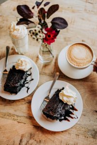 Salaisen puutarhan suklaakakkua ja kahvia Valkoinen Puu cafe Seinäjoella